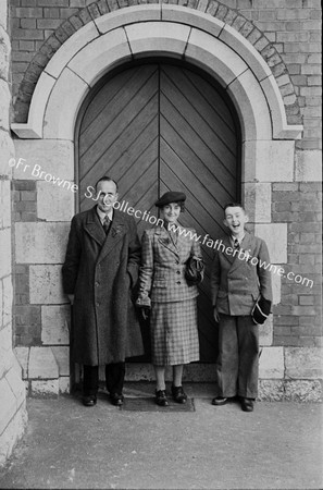 WINNIE , FLORENCE & PAUL SCANTLEBURY AT LOUGH CHURCH